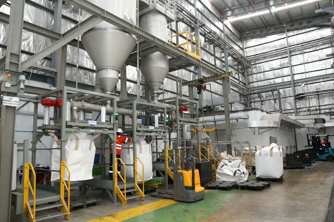Pabrik daur ulang botol plastik PET (Polyethylene Terephthalate) kerjasama PT Veolia Services Indonesia (Veolia Indonesia) dengan PT Tirta Investama (Danone-AQUA) di PIER Pasuruan diresmikan Rabu (30/6/2021).