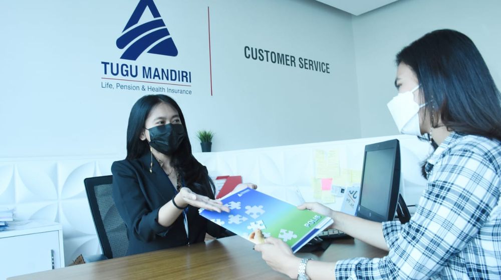 <p>Seorang nasabah sedang mendapat penjelasan tentang produk Asuransi dari staff Customer Service AJTM di Kantor Tugu Mandiri, Jakarta pada Jumat (28/5/2021). (Foto: Dok. Tugu Mandiri)</p>
