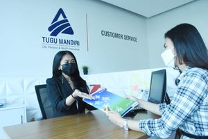 <p>Seorang nasabah sedang mendapat penjelasan tentang produk Asuransi dari staff Customer Service AJTM di Kantor Tugu Mandiri, Jakarta pada Jumat (28/5/2021). (Foto: Dok. Tugu Mandiri)</p>
