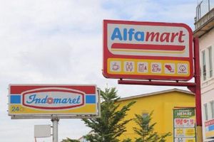<p>Dua ritel milik konglomerat Indonesia, yakni Alfamart dan Indomaret yang kerap berdampingan / Foto: Batamnews</p>
