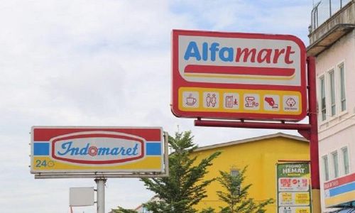 <p>Dua ritel milik konglomerat Indonesia, yakni Alfamart dan Indomaret yang kerap berdampingan / Foto: Batamnews</p>