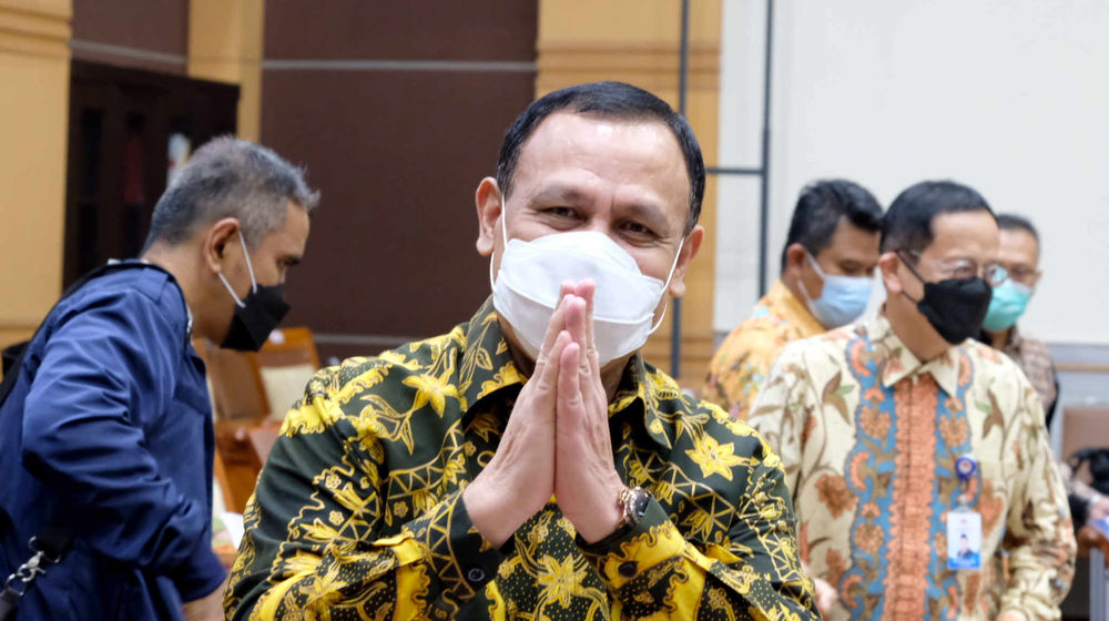 Ketua Komisi Pemberantasan Korupsi (KPK) Firli Bahuri memberi salam sebelum mengikuti rapat kerja dengan Komisi III DPR, di kompleks Parlemen, Senayan, Jakarta, Kamis, 3 Juni 2021. 