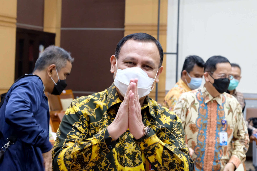 <p>Ketua Komisi Pemberantasan Korupsi (KPK) Firli Bahuri memberi salam sebelum mengikuti rapat kerja dengan Komisi III DPR, di kompleks Parlemen, Senayan, Jakarta, Kamis, 3 Juni 2021. Foto: Ismail Pohan/TrenAsia</p>
