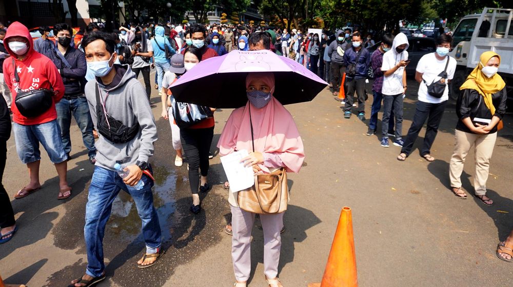 <p>Nampak ribuan warga Kota Tangerang, Banten, tampak antusias mengikuti suntik vaksin massal yang berlangsung di Puspemkot Tangerang, Selasa 29 Juni 2021. Foto : Panji Asmoro/TrenAsia</p>
