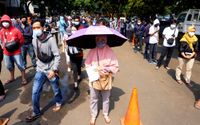 <p>Nampak ribuan warga Kota Tangerang, Banten, tampak antusias mengikuti suntik vaksin massal yang berlangsung di Puspemkot Tangerang, Selasa 29 Juni 2021. Foto : Panji Asmoro/TrenAsia</p>
