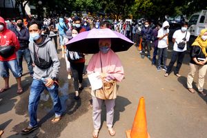 <p>Nampak ribuan warga Kota Tangerang, Banten, tampak antusias mengikuti suntik vaksin massal yang berlangsung di Puspemkot Tangerang, Selasa 29 Juni 2021. Foto : Panji Asmoro/TrenAsia</p>
