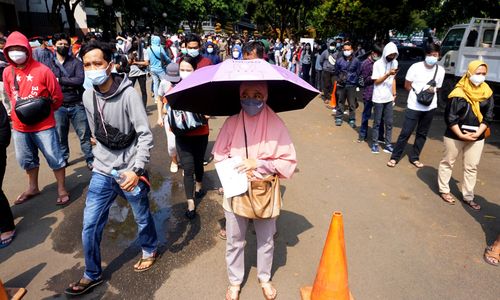 <p>Nampak ribuan warga Kota Tangerang, Banten, tampak antusias mengikuti suntik vaksin massal yang berlangsung di Puspemkot Tangerang, Selasa 29 Juni 2021. Foto : Panji Asmoro/TrenAsia</p>

