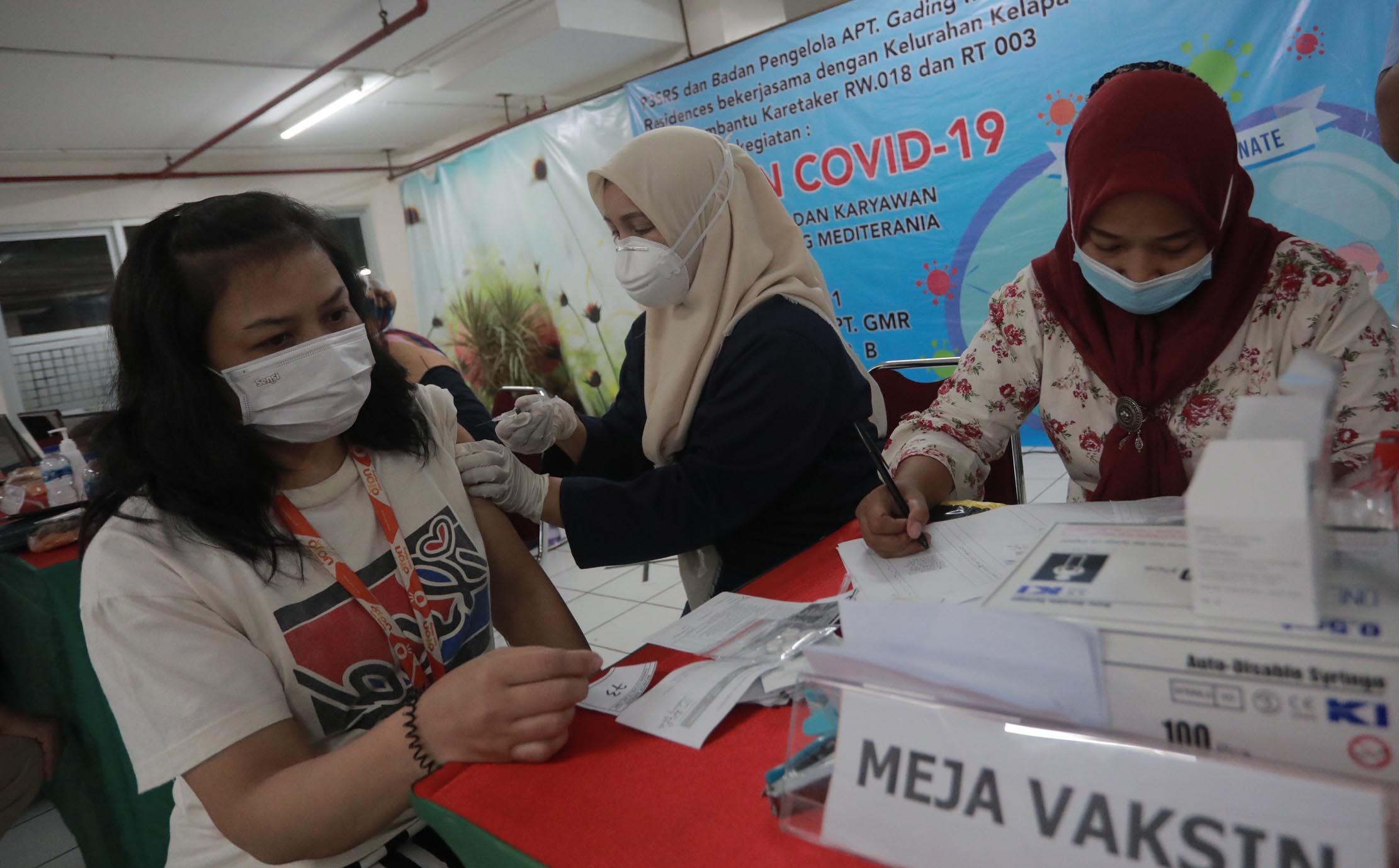 <p>Nampak sejumlah warga penghuni Apartemen Gading Mediterania Residence (MGR) tengah mengikuti kegiatan vaksin yang diselenggarakan oleh manajemen MGR, Kamis 17 Juni 2021. Foto : Panji Asmoro/TrenAsia</p>
