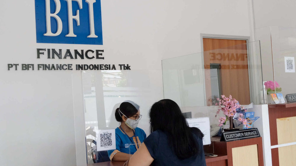 <p>Karyawati melayani nasabah di kantor cabang BFI Finance Pondok Pinang, Jakarta Selatan, Senin, 7 Juni 2021. Foto: Ismail Pohan/TrenAsia</p>
