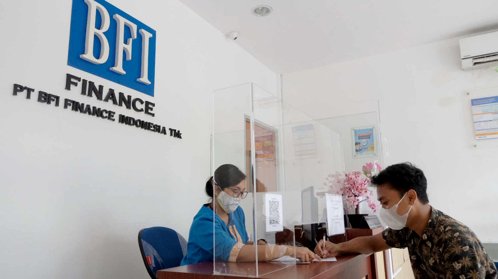 <p>Karyawati melayani nasabah di kantor cabang BFI Finance Pondok Pinang, Jakarta Selatan, Senin, 7 Juni 2021. Foto: Ismail Pohan/TrenAsia</p>
