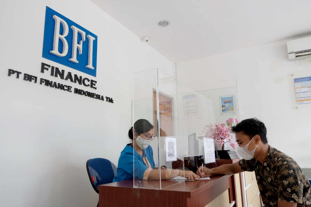 <p>Karyawati melayani nasabah di kantor cabang BFI Finance Pondok Pinang, Jakarta Selatan, Senin, 7 Juni 2021. Foto: Ismail Pohan/TrenAsia</p>
