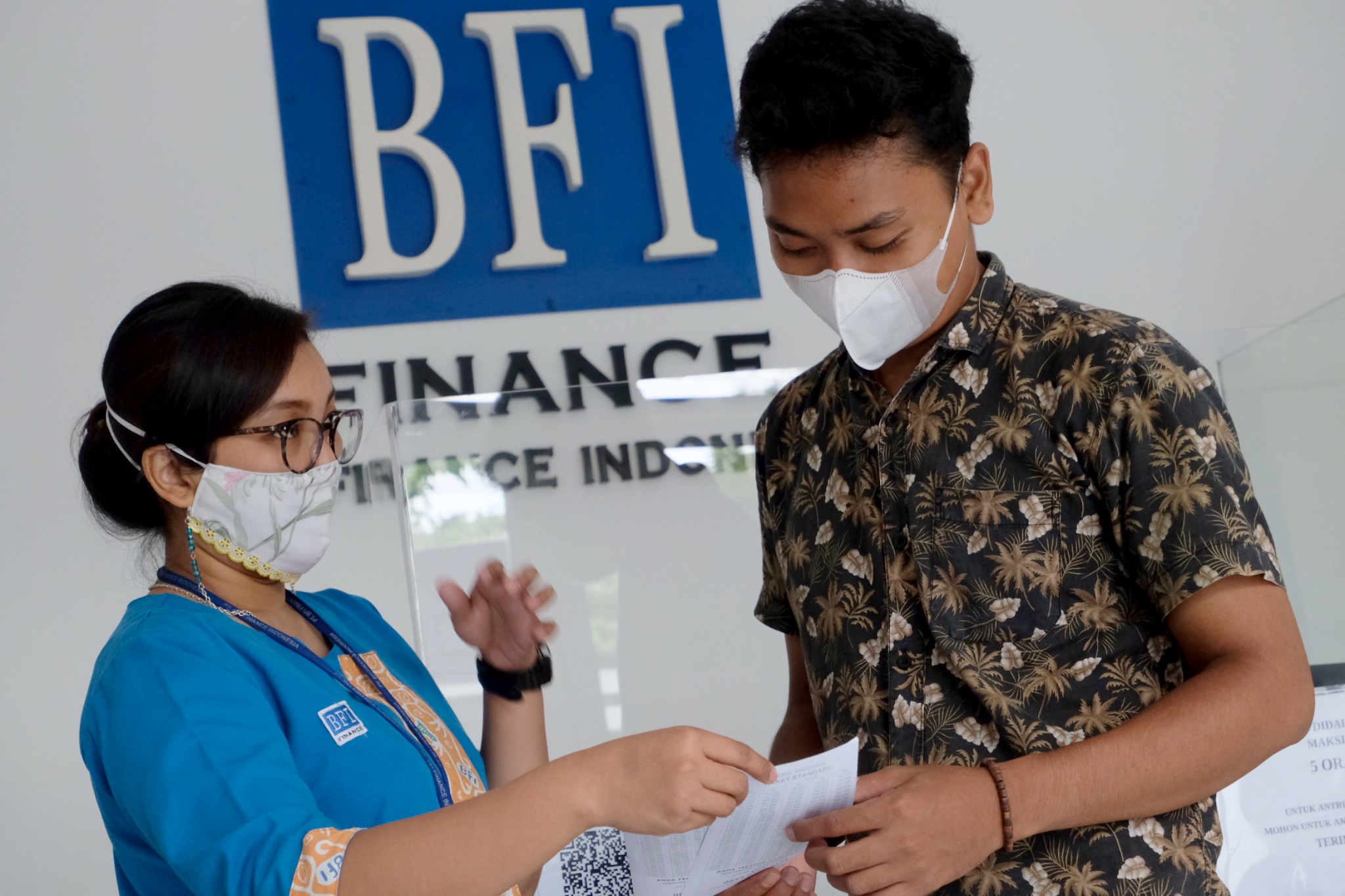 <p>Karyawati melayani nasabah di kantor cabang BFI Finance Pondok Pinang, Jakarta Selatan, Senin, 7 Juni 2021. Foto: Ismail Pohan/TrenAsia</p>
