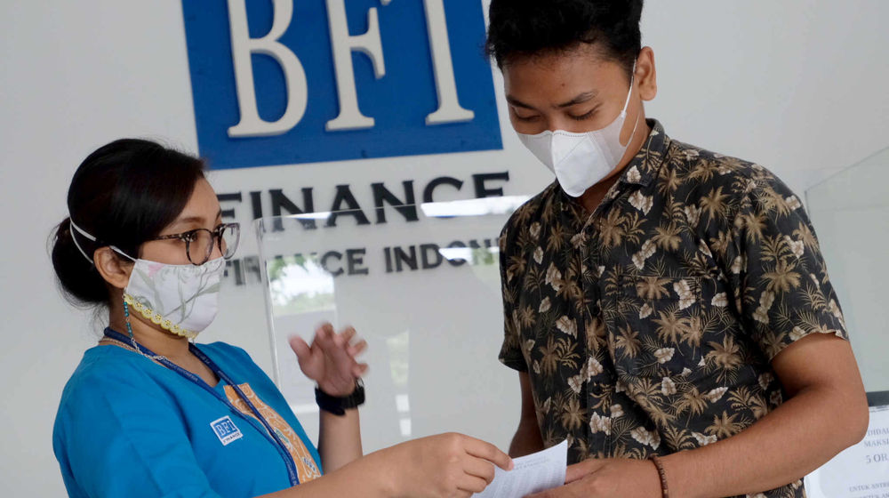 <p>Karyawati melayani nasabah di kantor cabang BFI Finance Pondok Pinang, Jakarta Selatan, Senin, 7 Juni 2021. Foto: Ismail Pohan/TrenAsia</p>
