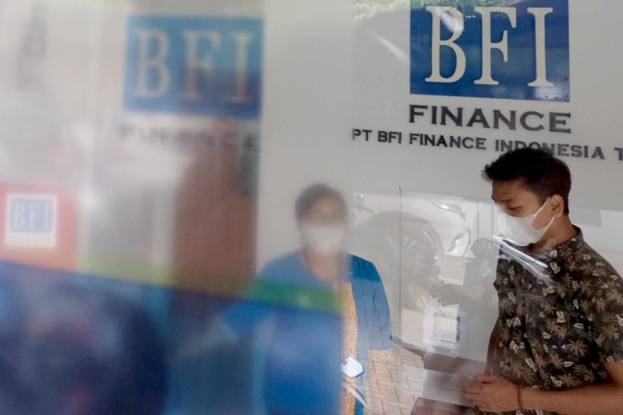 <p>Karyawati melayani nasabah di kantor cabang BFI Finance Pondok Pinang, Jakarta Selatan, Senin, 7 Juni 2021. Foto: Ismail Pohan/TrenAsia</p>
