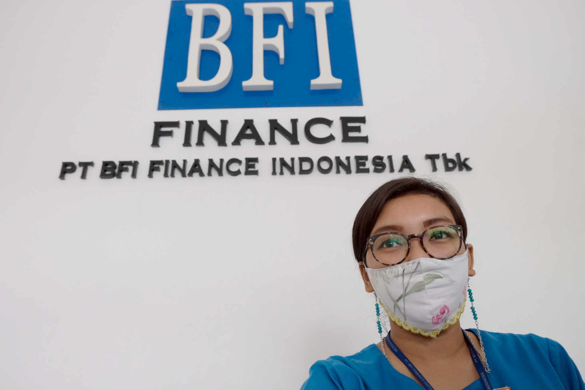 <p>Karyawati beraktivitas di dekat logo BFI Finance (BFIN) kantor cabang Pondok Pinang, Jakarta Selatan, Senin, 7 Juni 2021. Foto: Ismail Pohan/TrenAsia</p>
