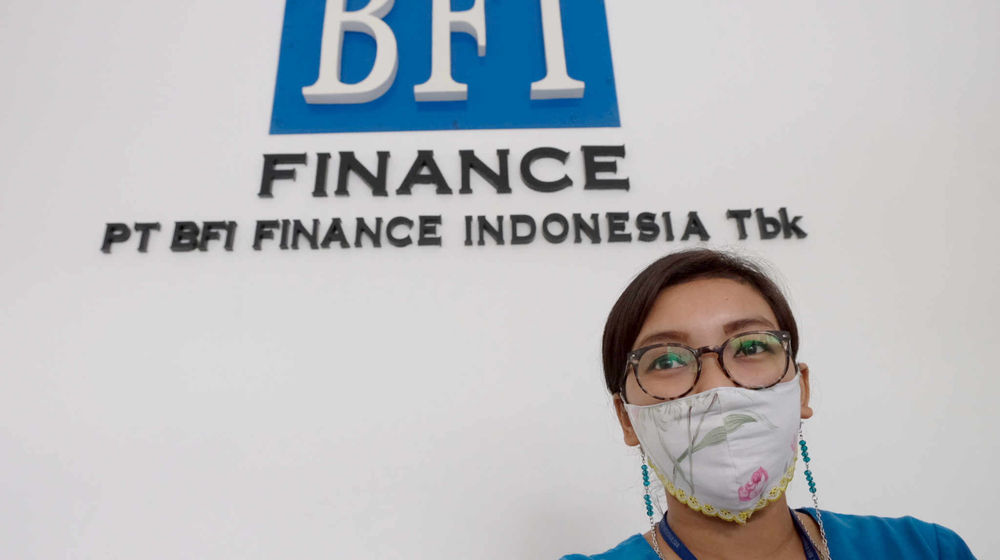 <p>Karyawati beraktivitas di dekat logo BFI Finance (BFIN) kantor cabang Pondok Pinang, Jakarta Selatan, Senin, 7 Juni 2021. Foto: Ismail Pohan/TrenAsia</p>
