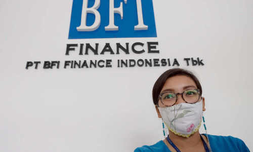 <p>Karyawati beraktivitas di dekat logo BFI Finance (BFIN) kantor cabang Pondok Pinang, Jakarta Selatan, Senin, 7 Juni 2021. Foto: Ismail Pohan/TrenAsia</p>
