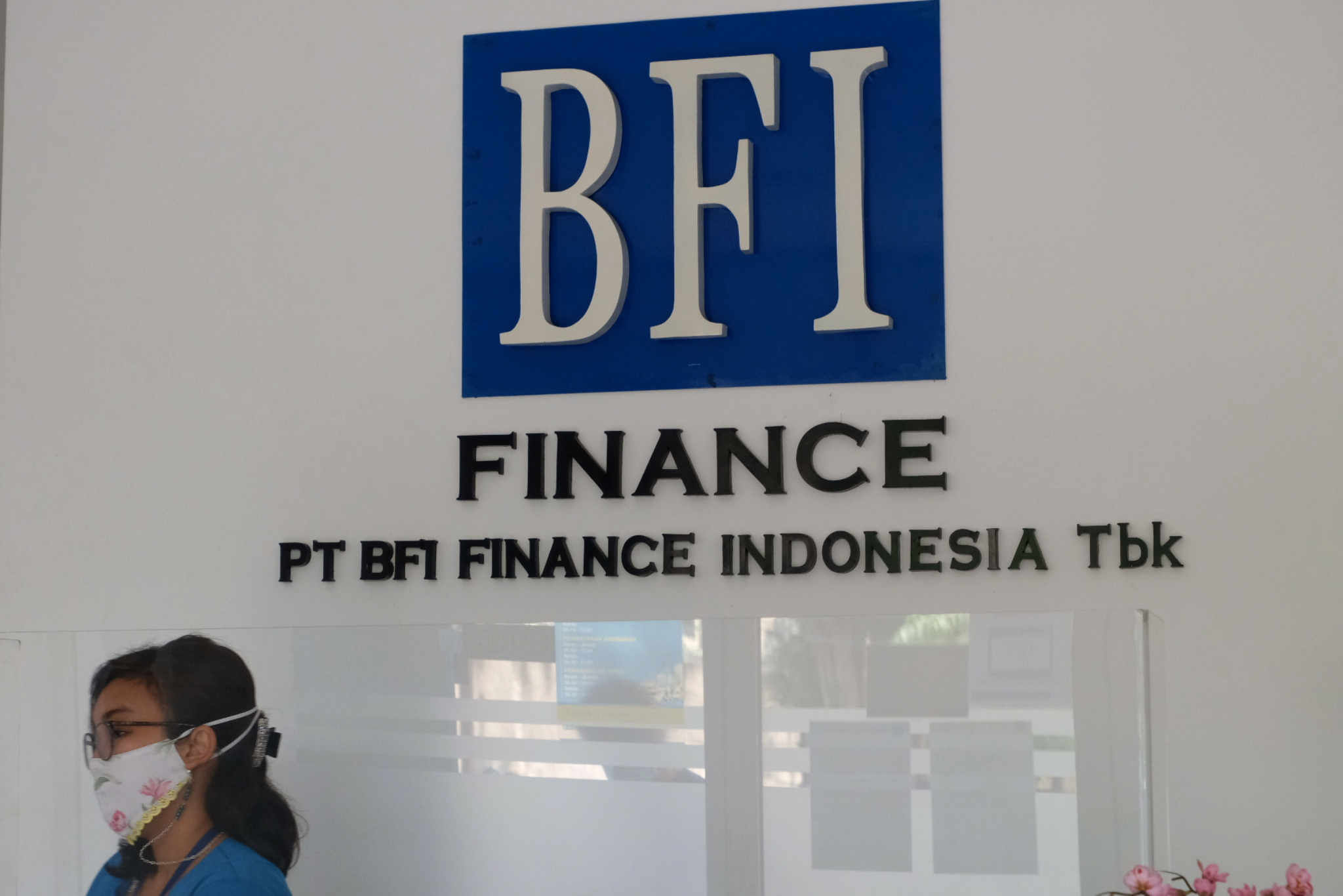 <p>Karyawati beraktivitas di dekat logo BFI Finance (BFIN) kantor cabang Pondo Pinang, Jakarta Selatan, Senin, 7 Juni 2021. Foto: Ismail Pohan/TrenAsia</p>
