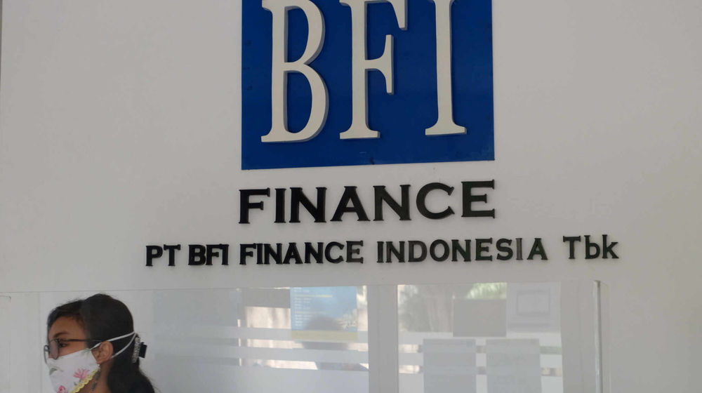 <p>Karyawati beraktivitas di dekat logo BFI Finance (BFIN) kantor cabang Pondo Pinang, Jakarta Selatan, Senin, 7 Juni 2021. Foto: Ismail Pohan/TrenAsia</p>
