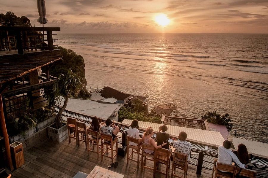 <p>Wisatawan mancanegara saat menikmati matahari terbenam di Bali / Dok. Kemenparekraf</p>

