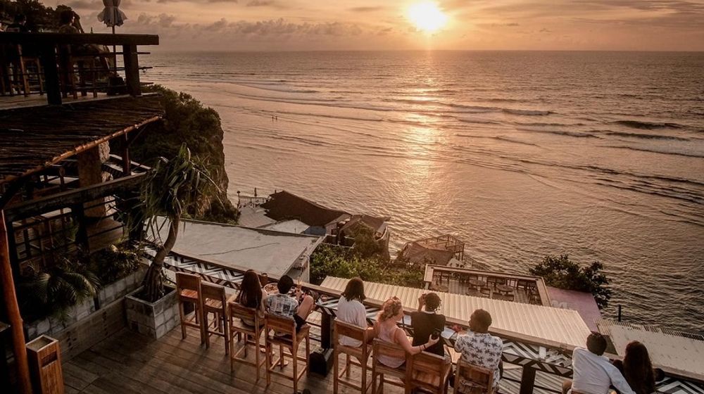 <p>Wisatawan mancanegara saat menikmati matahari terbenam di Bali / Dok. Kemenparekraf</p>