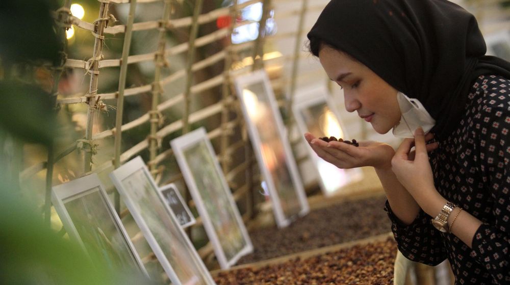 <p>Nampak sejumlah penikmat serta pelaku usaha kopi saling berinteraksi dalam acara Kopi Craft Indonesia yang berlangsung Sumarecon Mal Serpong, Sabu 5 Juni 2021. Foto : Panji Asmoro/TrenAsia</p>
