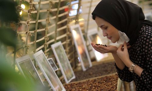 <p>Nampak sejumlah penikmat serta pelaku usaha kopi saling berinteraksi dalam acara Kopi Craft Indonesia yang berlangsung Sumarecon Mal Serpong, Sabu 5 Juni 2021. Foto : Panji Asmoro/TrenAsia</p>
