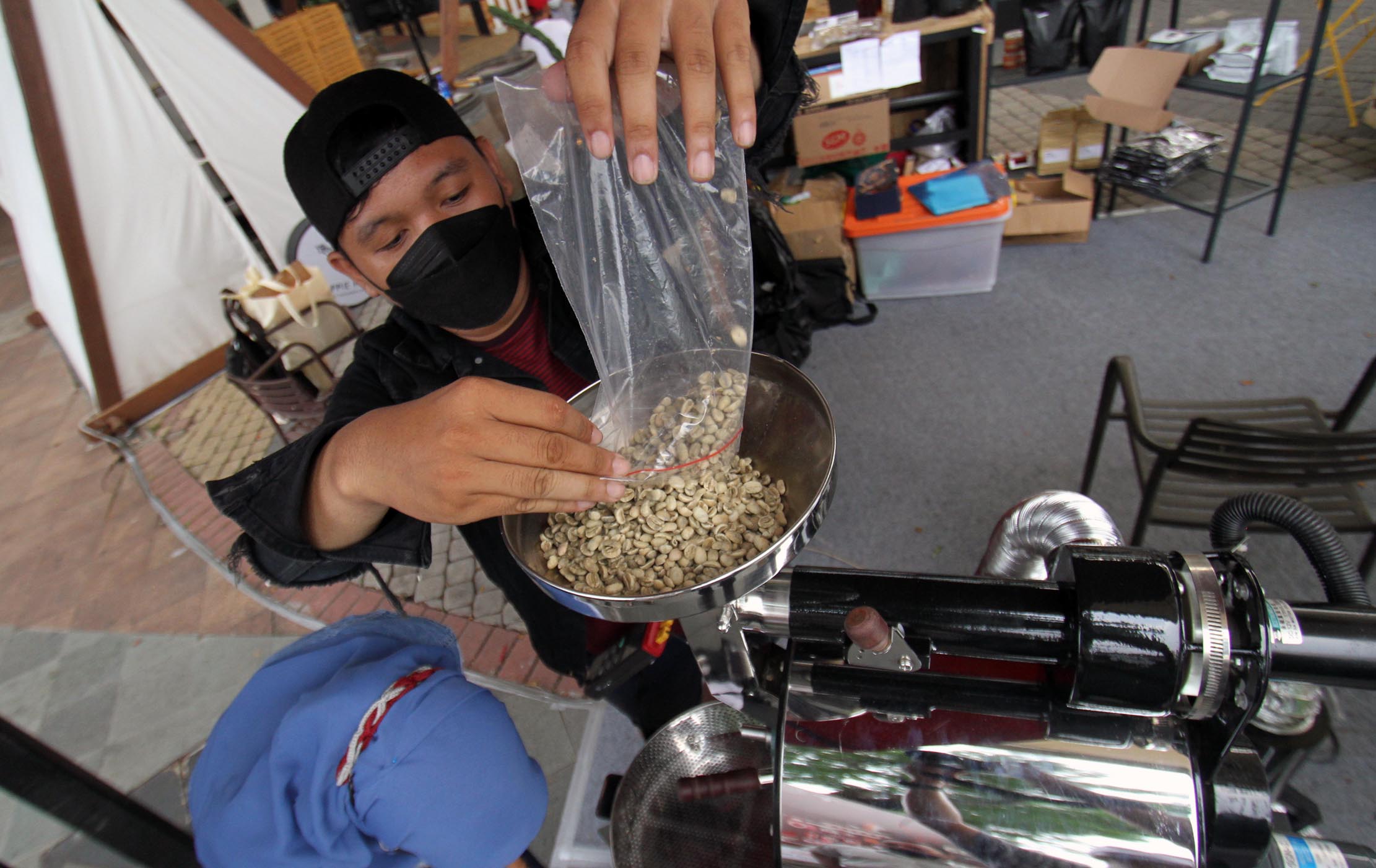 <p>Nampak sejumlah penikmat serta pelaku usaha kopi saling berinteraksi dalam acara Kopi Craft Indonesia yang berlangsung Sumarecon Mal Serpong, Sabu 5 Juni 2021. Foto : Panji Asmoro/TrenAsia</p>
