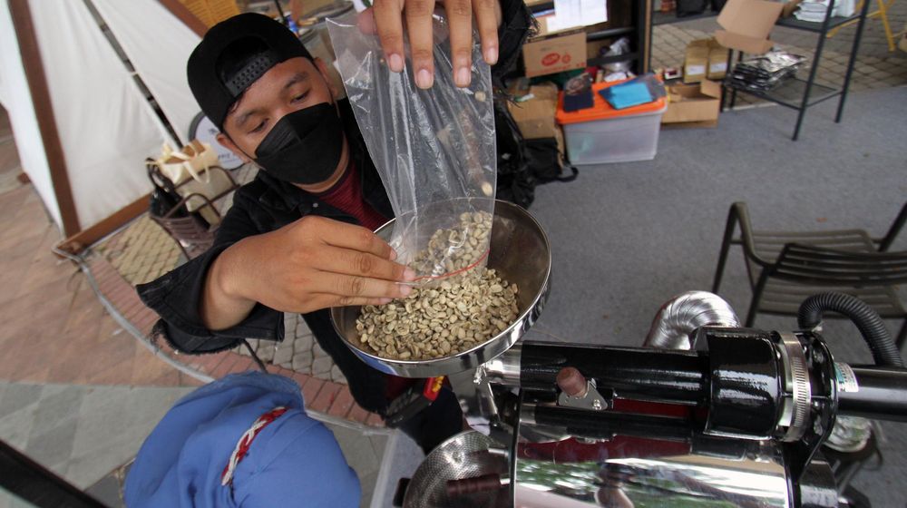<p>Nampak sejumlah penikmat serta pelaku usaha kopi saling berinteraksi dalam acara Kopi Craft Indonesia yang berlangsung Sumarecon Mal Serpong, Sabu 5 Juni 2021. Foto : Panji Asmoro/TrenAsia</p>
