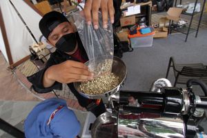 <p>Nampak sejumlah penikmat serta pelaku usaha kopi saling berinteraksi dalam acara Kopi Craft Indonesia yang berlangsung Sumarecon Mal Serpong, Sabu 5 Juni 2021. Foto : Panji Asmoro/TrenAsia</p>