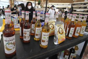 <p>Nampak sejumlah penikmat serta pelaku usaha kopi saling berinteraksi dalam acara Kopi Craft Indonesia yang berlangsung Sumarecon Mal Serpong, Sabu 5 Juni 2021. Foto : Panji Asmoro/TrenAsia</p>
