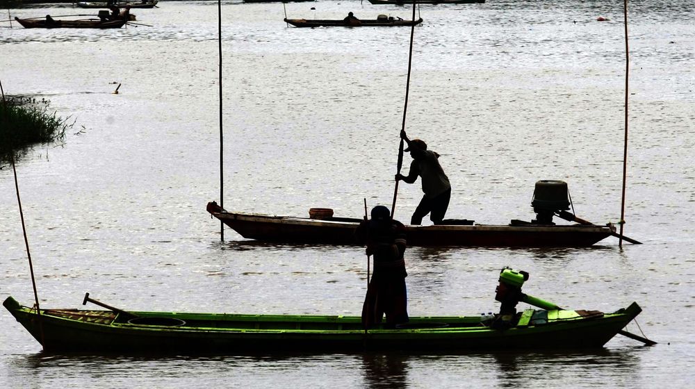 <p>Nampak sejumlah rakit tengah mencari cacing sutra di kawasan Sungai Cisadane Tangerang. Cacing sutra ini dijual kembali sebagai pakan ikan hias. Foto : Panji Asmoro/TrenAsia</p>
