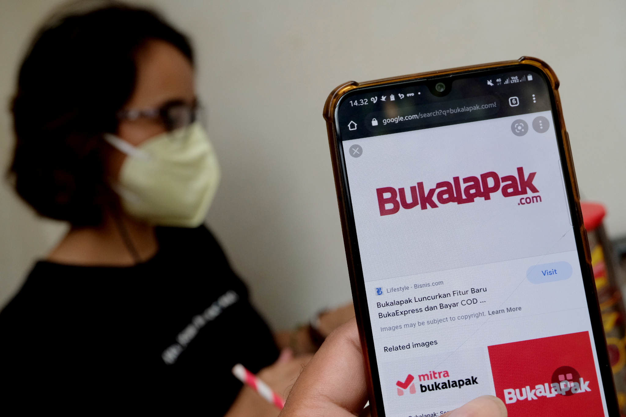 <p>Warga mengakses logo Bukalapak di Jakarta, Kamis, 24 Juni 2021. Foto: Ismail Pohan/TrenAsia</p>
