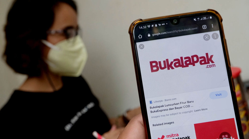 <p>Warga mengakses logo Bukalapak di Jakarta, Kamis, 24 Juni 2021. Foto: Ismail Pohan/TrenAsia</p>
