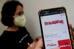 <p>Warga mengakses logo Bukalapak di Jakarta, Kamis, 24 Juni 2021. Foto: Ismail Pohan/TrenAsia</p>