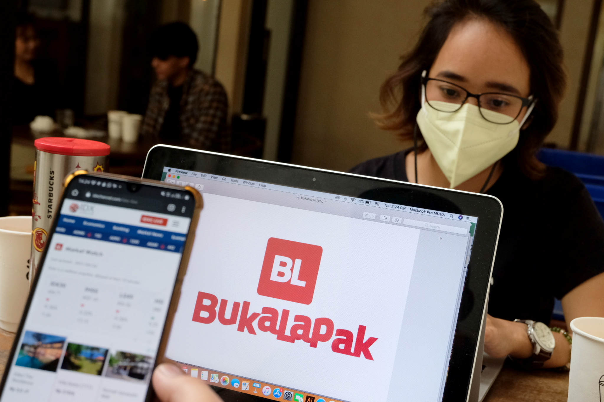 <p>Warga mengakses logo Bukalapak melalui website di Jakarta, Kamis, 24 Juni 2021. Foto: Ismail Pohan/TrenAsia</p>
