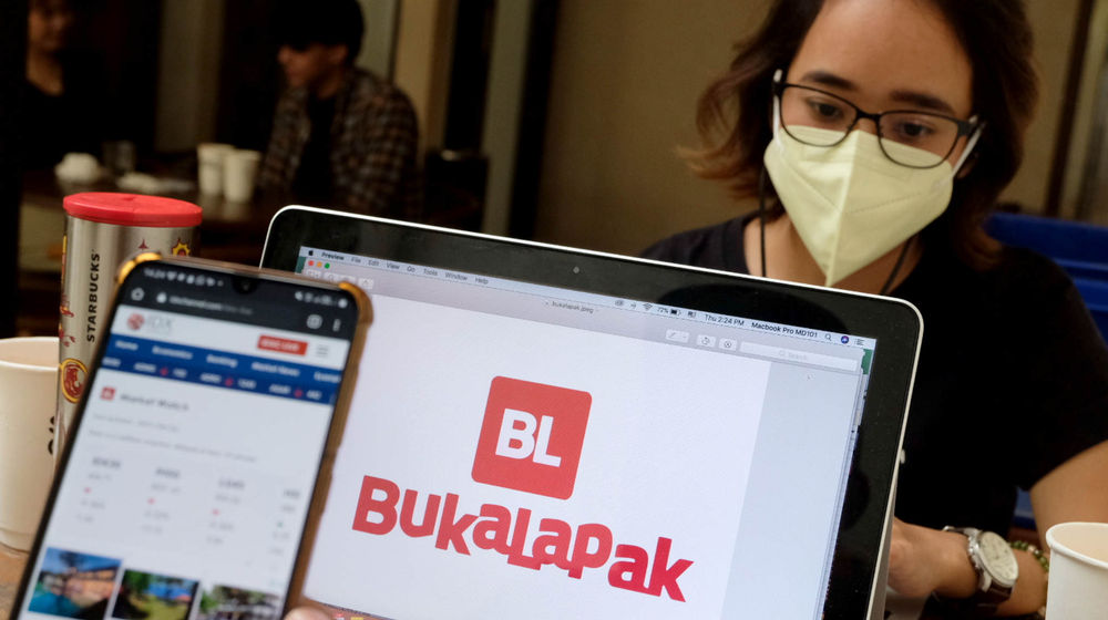 <p>Warga mengakses logo Bukalapak melalui website di Jakarta, Kamis, 24 Juni 2021. Foto: Ismail Pohan/TrenAsia</p>
