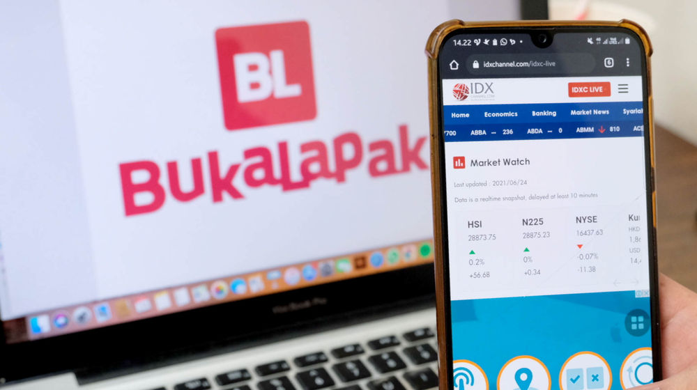 Warga megakses logo Bukalapak melalui website di Jakarta, Kamis, 24 Juni 2021.