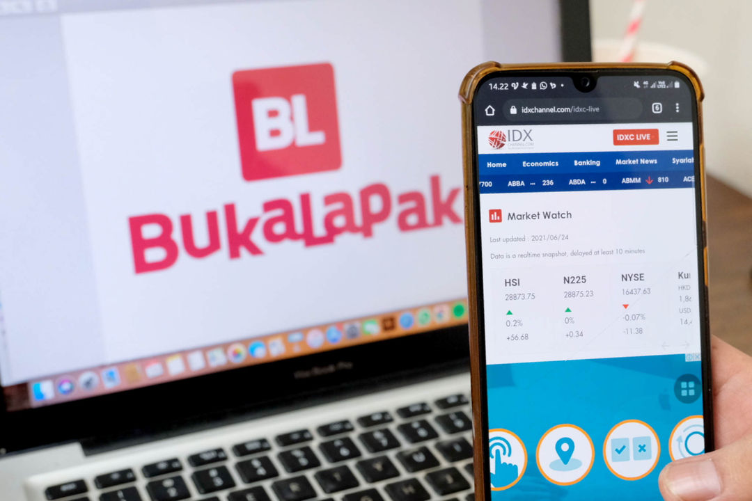 <p>Warga megakses logo Bukalapak melalui website di Jakarta, Kamis, 24 Juni 2021. Foto: Ismail Pohan/TrenAsia</p>
