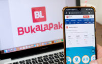 Warga megakses logo Bukalapak melalui website di Jakarta, Kamis, 24 Juni 2021.