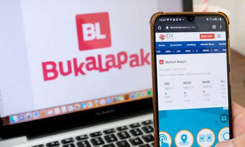 Warga megakses logo Bukalapak melalui website di Jakarta, Kamis, 24 Juni 2021.