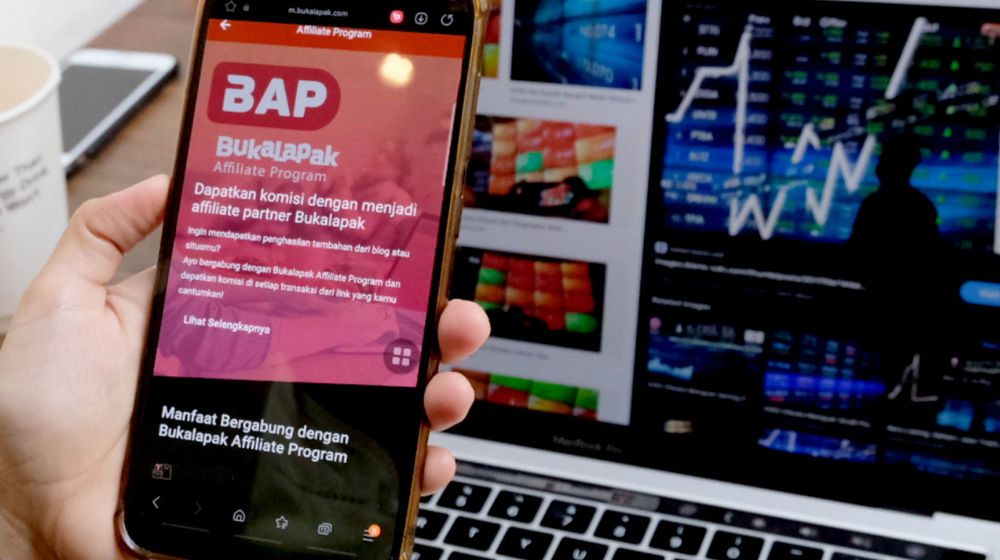 <p>Warga mengakses website Bukalapak di Jakarta, Kamis, 24 Juni 2021. Foto: Ismail Pohan/TrenAsia</p>
