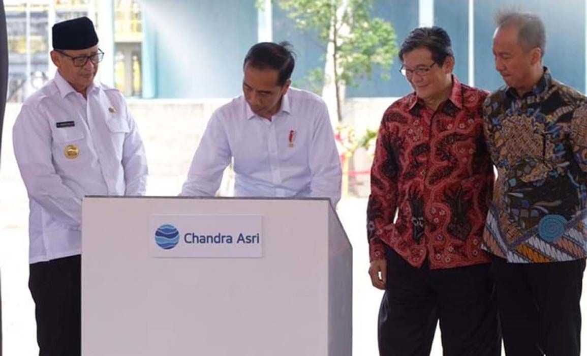 <p>Presiden Joko Widodo bersama pemilik Chandra Asri Petrochemical Prajogo Pangestu dan Menteri Perindustrian Agus Gumiwang Kartasasmita. / Facebook @chandraasripetrochemicalofficial</p>
