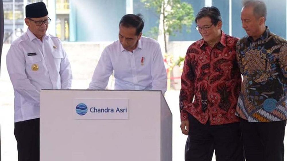 <p>Presiden Joko Widodo bersama pemilik Chandra Asri Petrochemical Prajogo Pangestu dan Menteri Perindustrian Agus Gumiwang Kartasasmita. / Facebook @chandraasripetrochemicalofficial</p>
