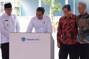 <p>Presiden Joko Widodo bersama pemilik Chandra Asri Petrochemical Prajogo Pangestu dan Menteri Perindustrian Agus Gumiwang Kartasasmita. / Facebook @chandraasripetrochemicalofficial</p>
