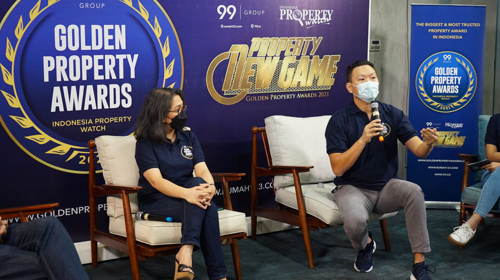 <p>Country Manager Rumah123.com Maria Herawati Manik (kiri) dan CEO 99 Group Indonesia Chong Ming Hwee (kanan) dalam peluncuran Golden Property Awards 2021. (Foto: Dokumentasi 99 Group)</p>
