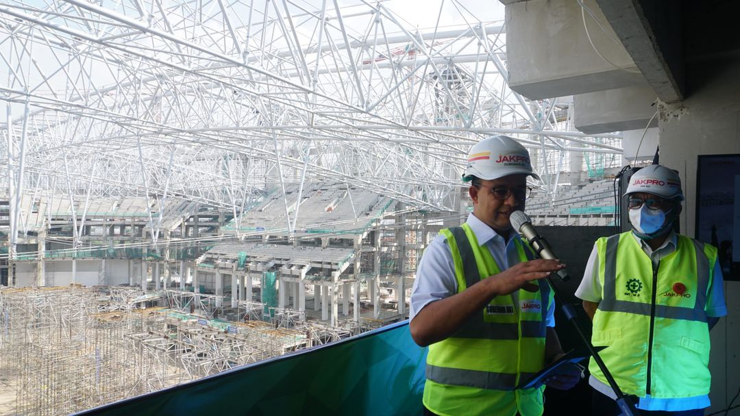 <p>Gubernur DKI Jakarta dalam sambutannya di acara Topping Off (tutup atap) Jakarta International Stadium. (Foto: Wika Gedung)</p>
