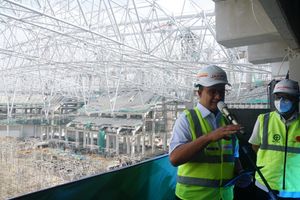 <p>Gubernur DKI Jakarta dalam sambutannya di acara Topping Off (tutup atap) Jakarta International Stadium. (Foto: Wika Gedung)</p>
