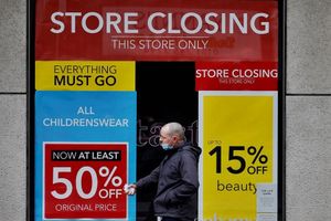 <p>Pengumuman penutupan toko ritel Dabenhams / Reuters</p>
