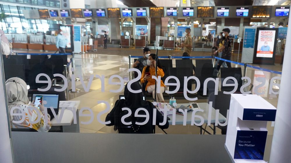 <p>Nampak sejumlah penumpang Garuda yang belum melakukan vaksin mendapatkan fasilitas vaksin gratis sebelum melakukan penerbangan, vaksinasi dilakukan di Terminal 3 Bandara Soekarno Hatta, Rabu 30 Juni 2021. Foto : Panji Asmoro/TrenAsia</p>
